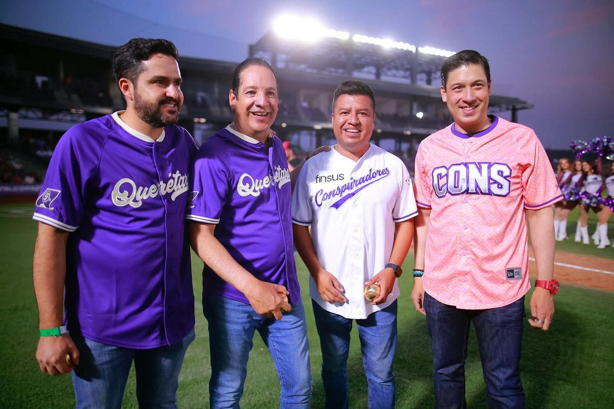 dakserelin98149's tweet photo. Agustín le dice a #FeliFer y #MarcoDelPrete que el será el próximo gobernador de #Querétaro❗❗😂

El estadio conspirador propiedad d Pancho Domínguez fue la sede prinsipal para tratar a su gallo corrupto como una estrella y hasta lo puso lanzar la pelota frente a todos #ternuras https://t.co/xROWpalBFi