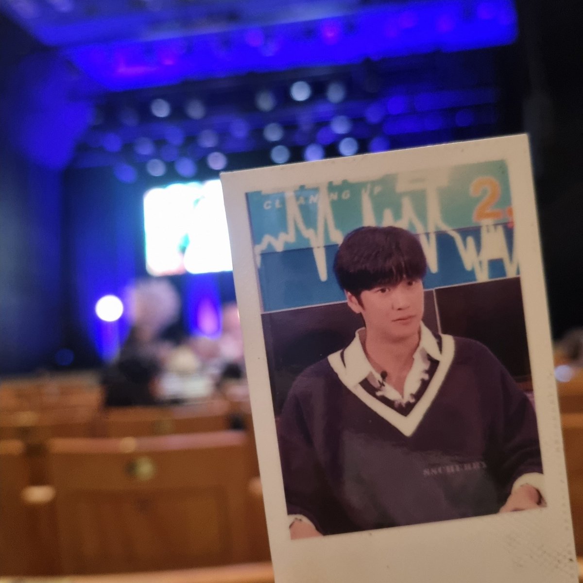 DdaddooS's tweet photo. 하이터치 한다고 할 때 현실감 없다가 점점 다가올수록 심장터지는줄🫠
사진찍자고 할 용기는 없어서 손만 터치하고 지나가야지 하면서도 응원한다고 한마디 하고 싶었는데 체력적으로 힘들어보이는데 열심히 웃는 얼굴 보고 아무말도 못하고 살짝 터치만 하고 나옴 https://t.co/446Y1ZGhQn