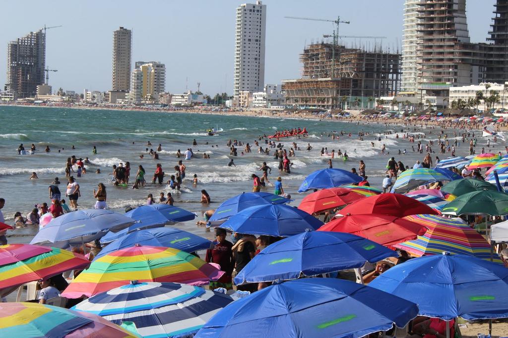 Sábado de Gloria en Semana Santa y en las playas de Mazatlán ya no cabe ni una sombrilla 🏖️🏝️ 🩳👙