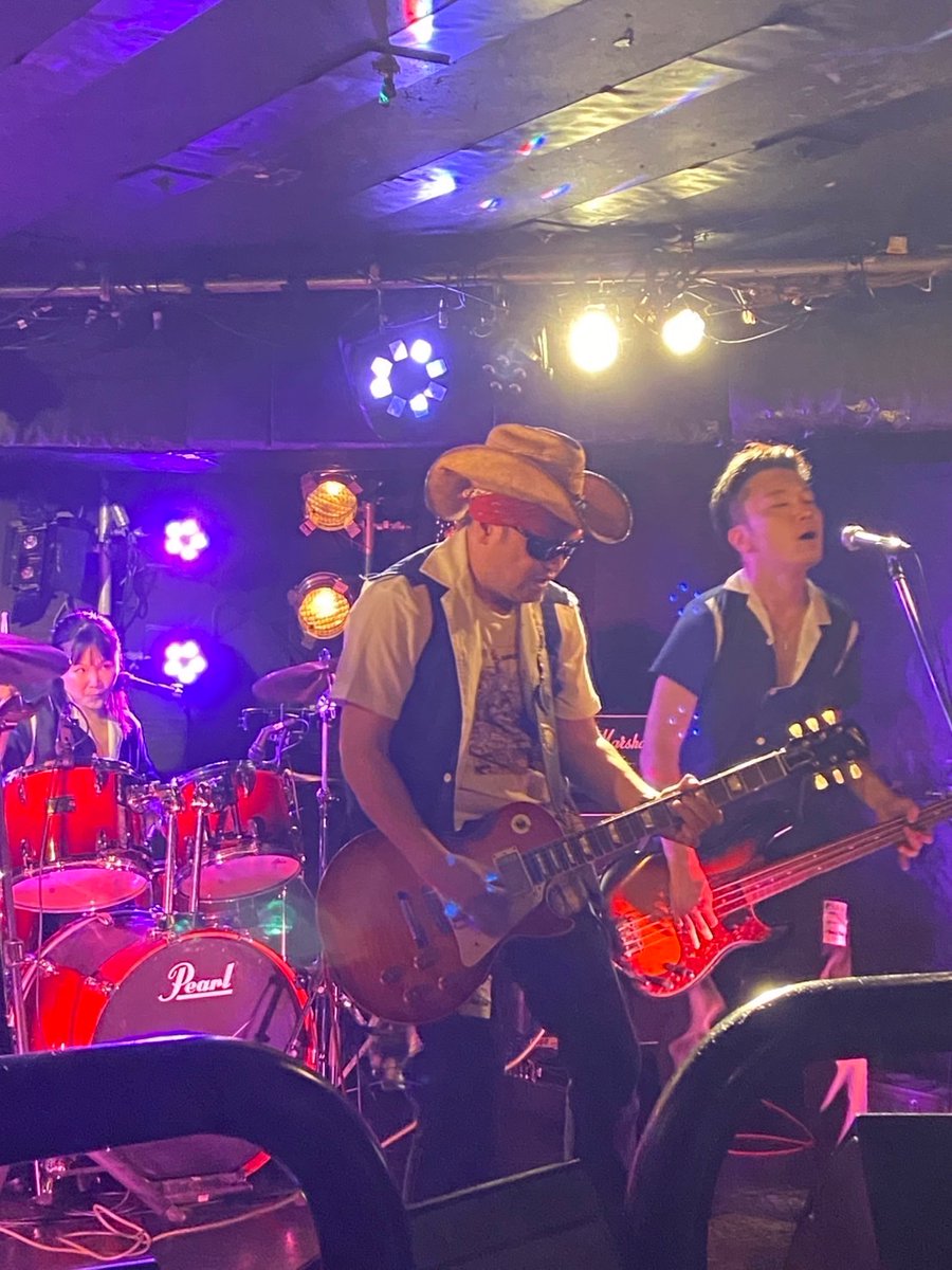 teragetaways's tweet photo. 【LIVE 25/04/19 下北沢デイジーバー　20th anniversary】

おめでとう御座います、デイジーバー！そして、ずっとロックンロールを受け止めてくれるハコがあってよかった！ありがとう。はじめてでたのは2009年だっけ・・・

これからも、KEEP ON ROCK'N ！ https://t.co/iEdq8O7z5U