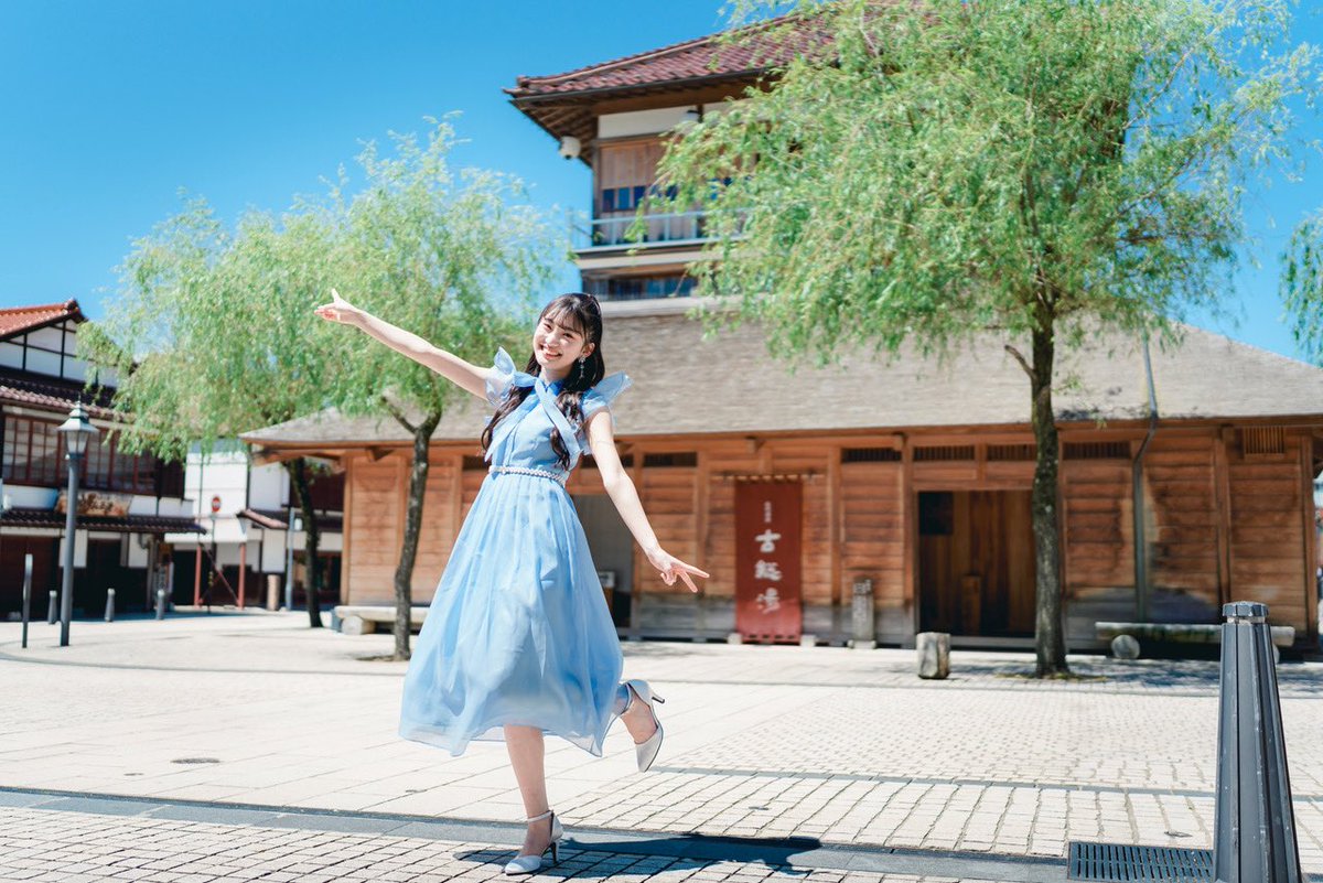 KAGAONSENKYO's tweet photo. 古総湯前では、ただいまグループ撮影会を実施中！
撮影を終えられた方は、ぜひこの歴史ある場所を背景に、
ご自身のカメラでも一枚撮ってみてはいかがでしょう？
きっと旅の思い出に残る一枚になるはずです。
 #ヨリドリ加賀じゃん https://t.co/GG3U3PqJvu