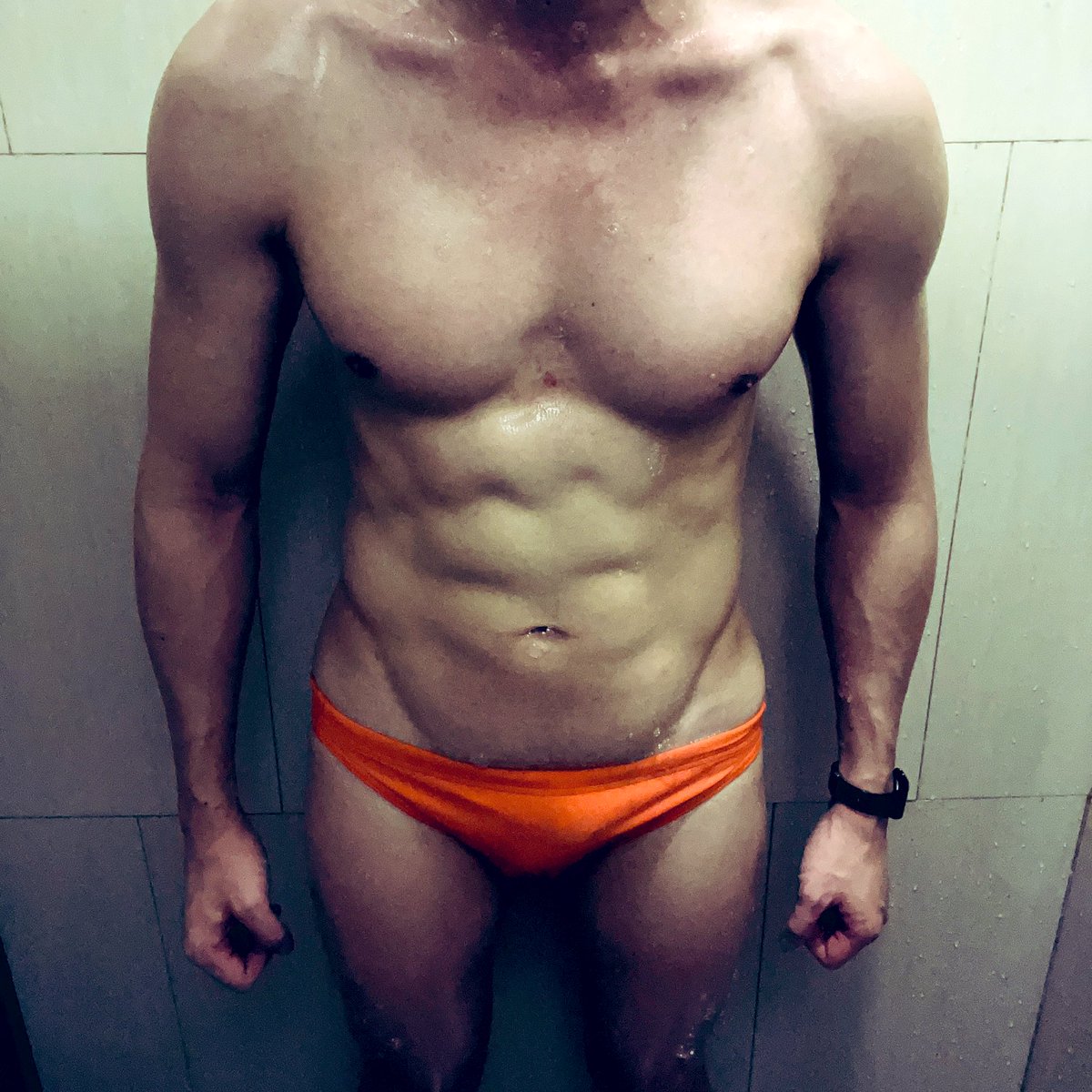 Reubenlfit's tweet photo. I can see why yall love this color so much

#abs #speedo #swimtrunk #muscle https://t.co/V2jt4h3bWC