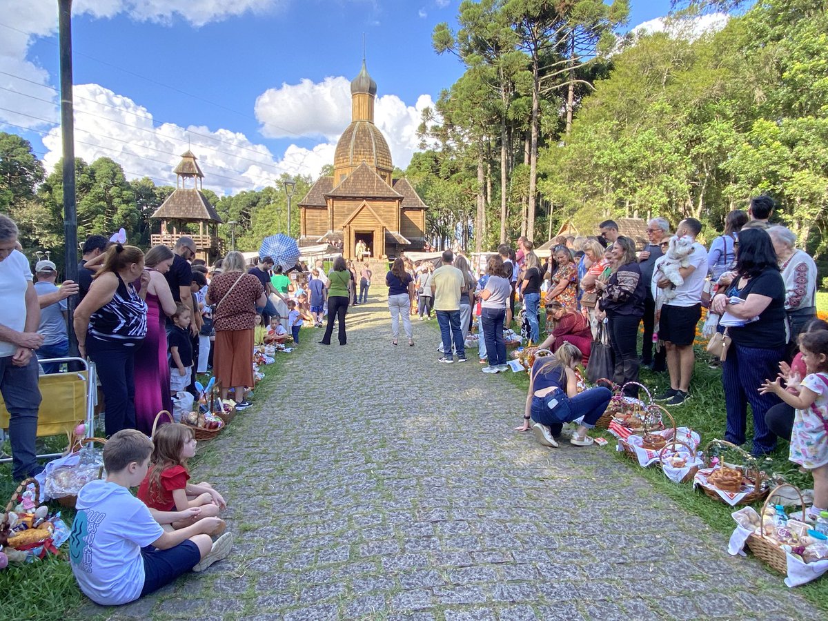 Agora a tarde, tivemos a Benção das Cestas de Páscoa no Memorial Ucraniano. Momento de oração pela Ucrânia e Benção das Cestas que farão parte da mesa de café da manhã da
“Nashe Lhude!🇺🇦” 
(Nossa gente!)
Христос Воскрес! 
Воістину Воскрес!