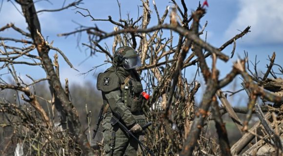 El presidente ruso, Vladímir Putin, anunció este sábado la suspensión de las acciones militares en Ucrania con motivo de la Pascua. Se informa que el alto el fuego comenzará desde las 18:00 (hora local) del 19 hasta el 21 de abril.