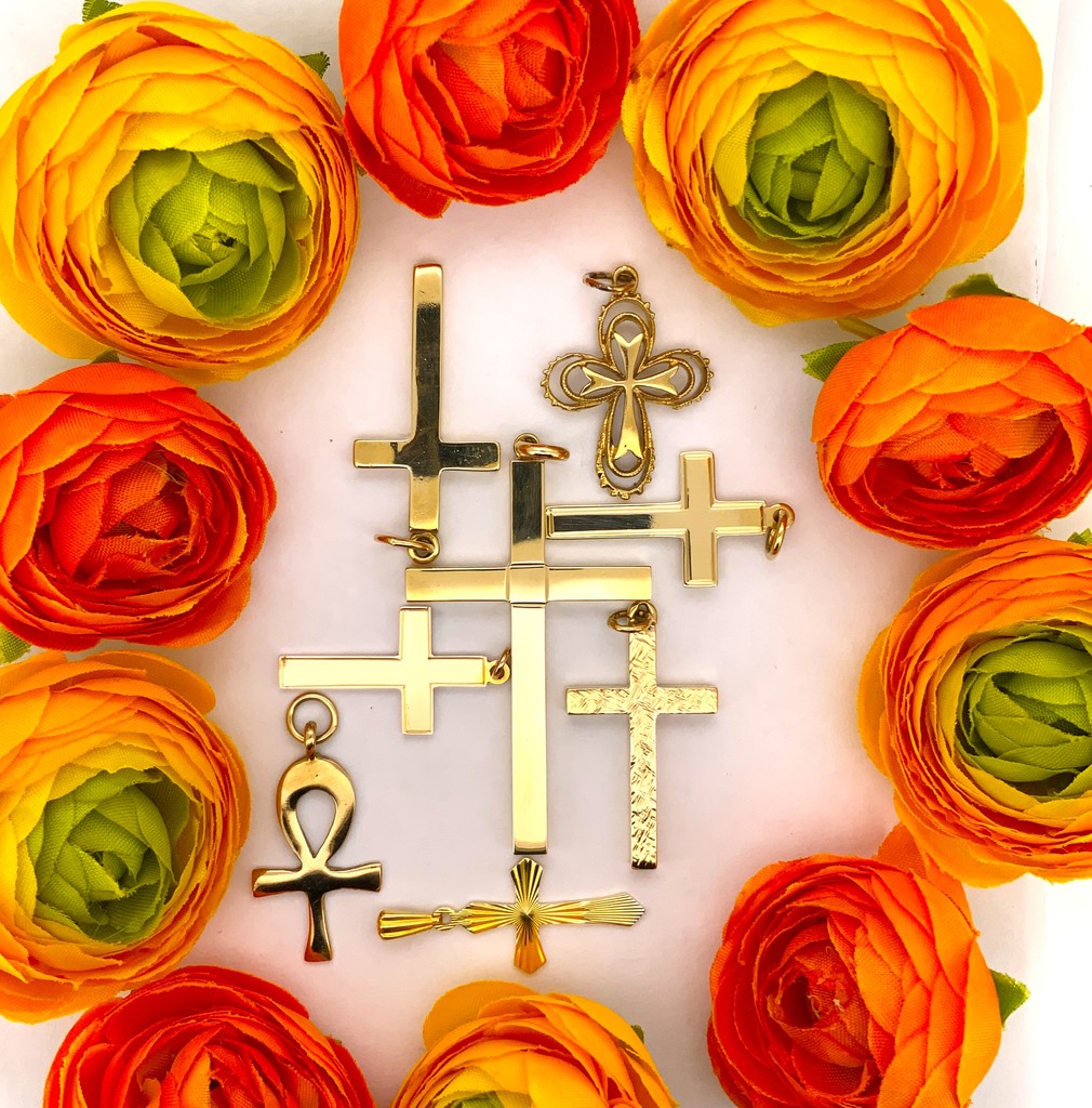 Happy Easter to all our customers. We stock a comprehensive selection of gold and silver crosses, yellow gold featured in photo.

#jewelworkjewellers #happyeasterfromjewelwork #yellowgoldcross #silvercross