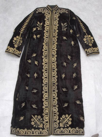 MounaNaceri's tweet photo. A 1900's velvet #Moroccan_caftan from Fez, enhanced with gold embroidery #NtaaFassi: tree of life, birds and stars of David motifs. This caftan is worn by Moroccan Jewish ladies for #mimouna ceremony.🇲🇦✡️
📸Centre de la culture judéo-marocaine https://t.co/PHKudJvtQM