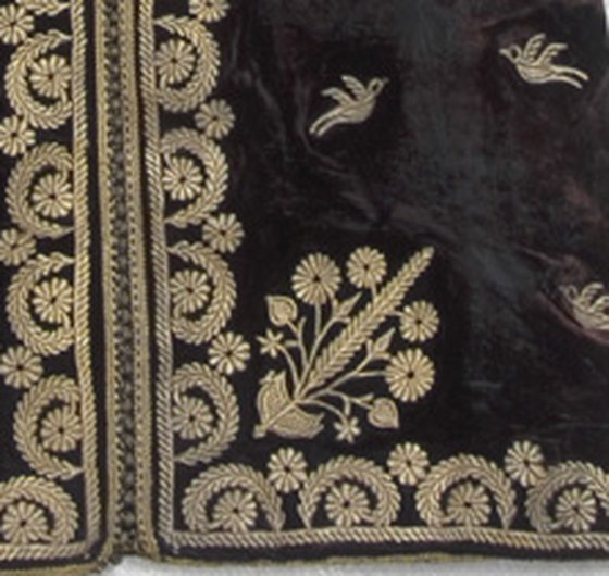 MounaNaceri's tweet photo. A 1900's velvet #Moroccan_caftan from Fez, enhanced with gold embroidery #NtaaFassi: tree of life, birds and stars of David motifs. This caftan is worn by Moroccan Jewish ladies for #mimouna ceremony.🇲🇦✡️
📸Centre de la culture judéo-marocaine https://t.co/PHKudJvtQM