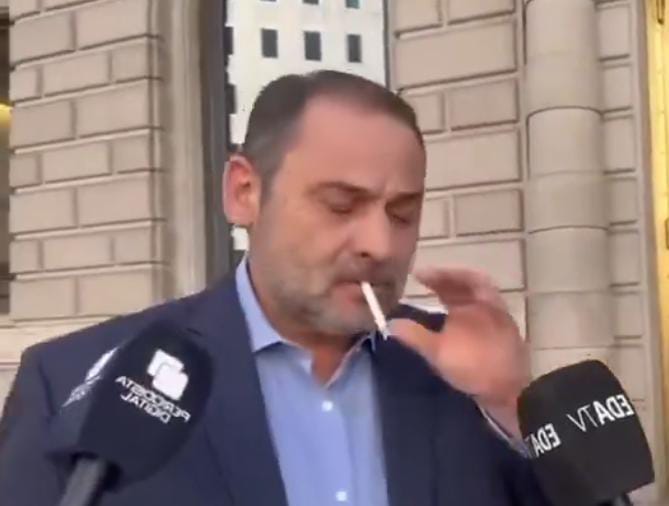 _ Le tuve que dar con la zapatilla y enviarla a casa. Vive cerca.