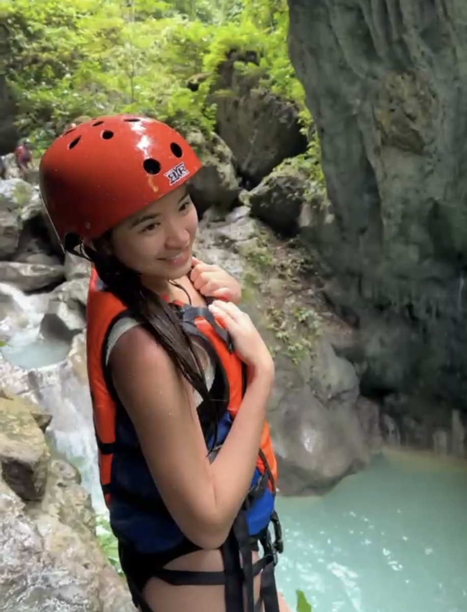 iahsgf's tweet image. aiah, our adventurous girl! ang cute hindi niya pa alam pano siya tatalon 😭
