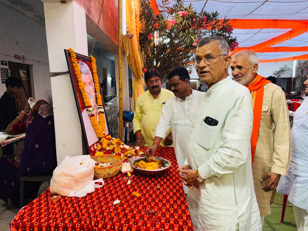 hcrawattbt's tweet photo. ग्राम कुम्हैडी में भाजपा के वरिष्ठ नेता, पू्र्व प्रधान श्री अशोक रिछारिया के यहाँ त्र्योदशी में सम्मिलित हुआ। https://t.co/bqdXHgS2Ky