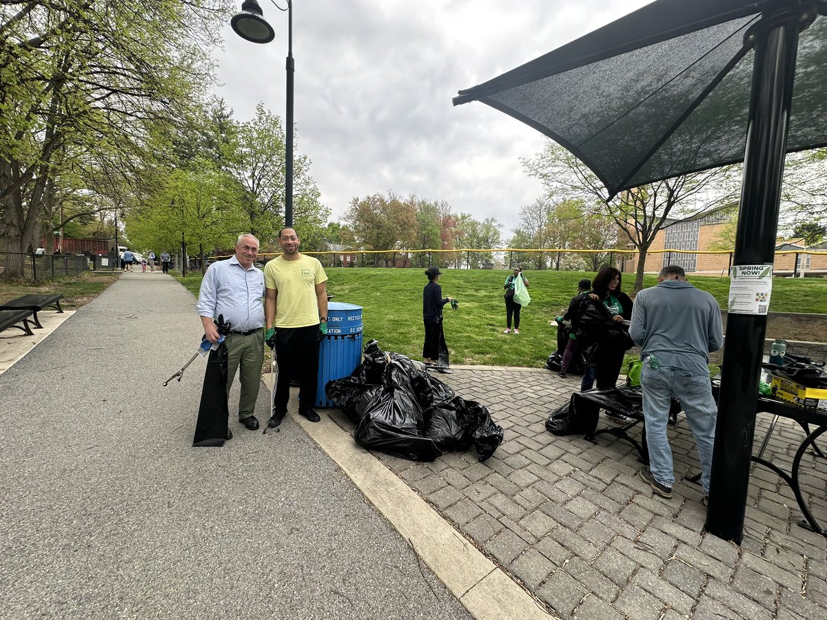 Thanks to everyone who came out for the Spring Cleanup today and helped to keep Ward 3 and the District clean, green, and beautiful! <a href="/DCMOCRS/">DC MOCRS</a> 

Photo credit <a href="/ricebilldc/">bill rice</a>