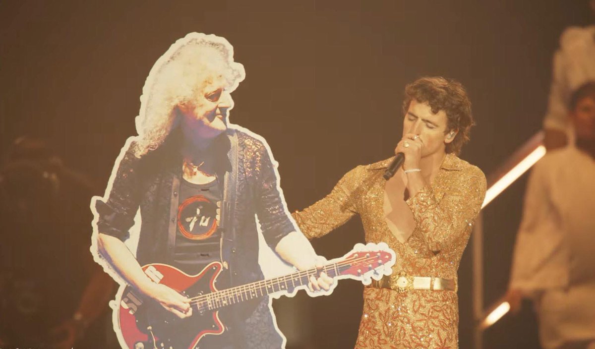 Indie5051's tweet photo. Hace una semana Benson Boone llevó al mismísimo Brian May a su primer show de Coachella y no fue reconocido ni aplaudido por el publico (nadie sabía  quién era la leyenda) 

Anoche ni se tomó la molestia de llevar a una leyenda del rock para hacerlo pasar por la misma situación, mejor llevo un cartón como burla para los asistentes.