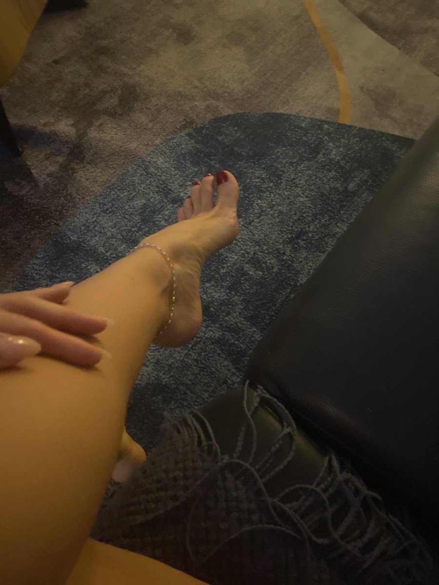 MistressDeee's tweet photo. Jet lag is so tiring! 2.30am yoga it is 🧘‍♀️ https://t.co/lSqDYP4E9t