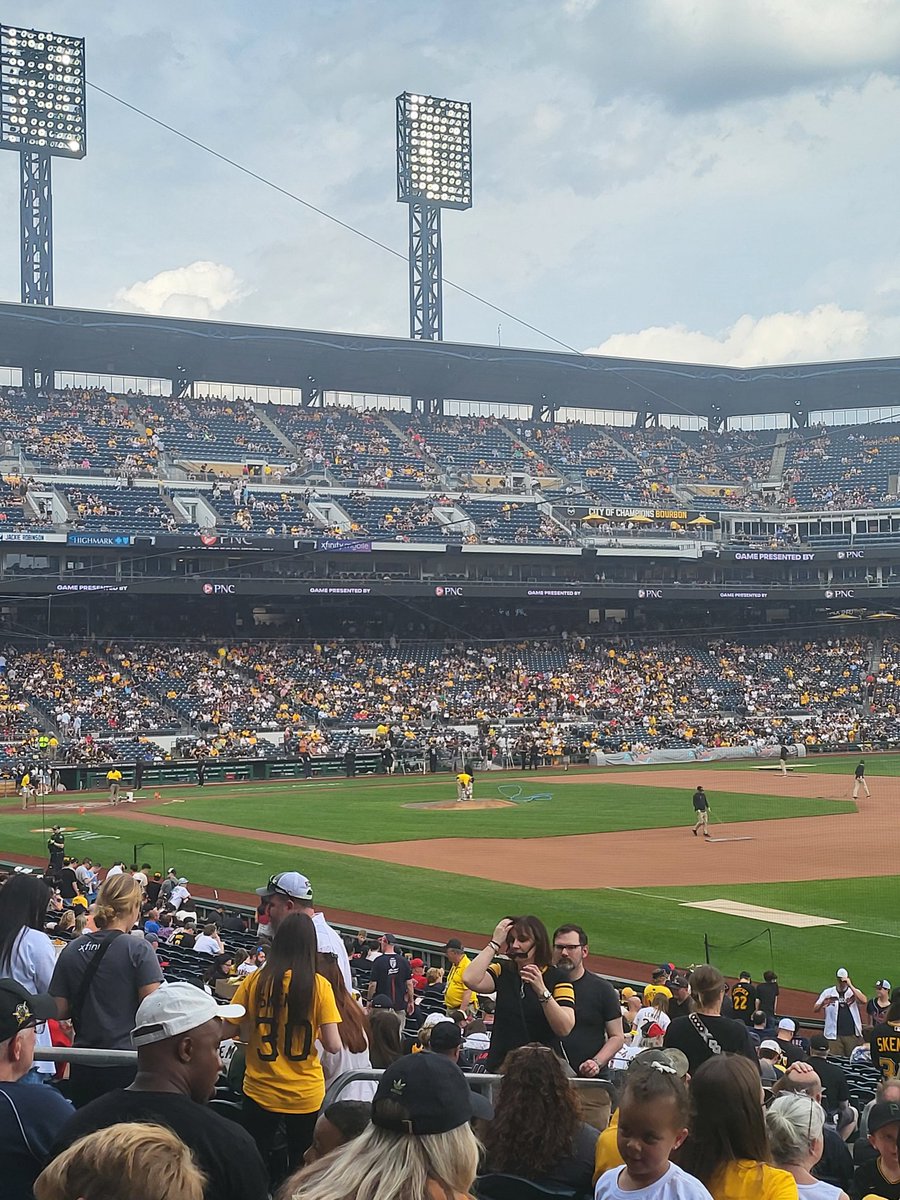 Mal13White's tweet photo. #LetsGoBucs @Pirates https://t.co/2rJveAZ5NC