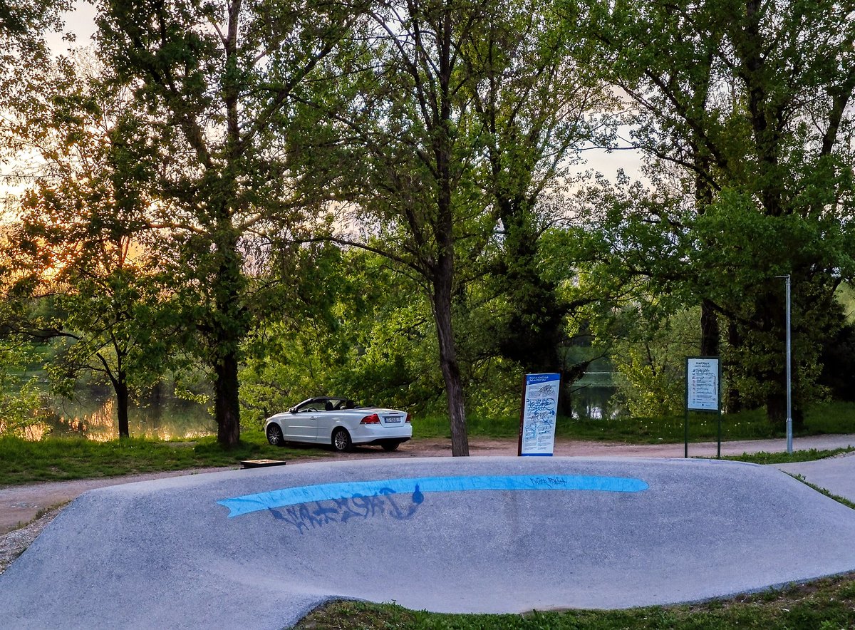 otvorena sezona pumptracka, voznje bez krova, sladoleda, chillanja u kratkoj majci... jos kad pi ovakvo proljece potrajalo malo :D