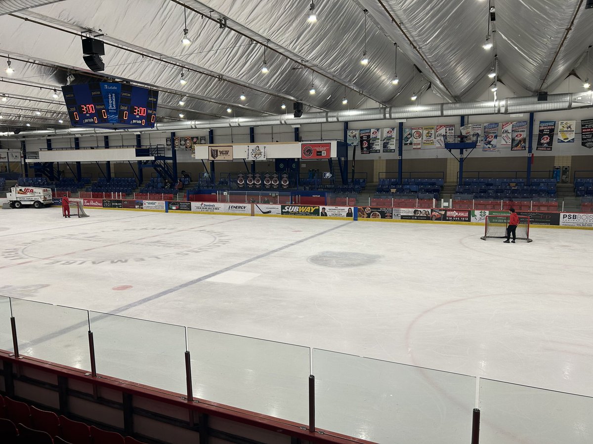 LussiD's tweet image. Drôle de feeling de revenir dans cet aréna pour un tournoi pee wee, presqu’exactement 5 ans après avoir vu des gens mourir dans les tentes sur la patinoire pendant la pandémie…