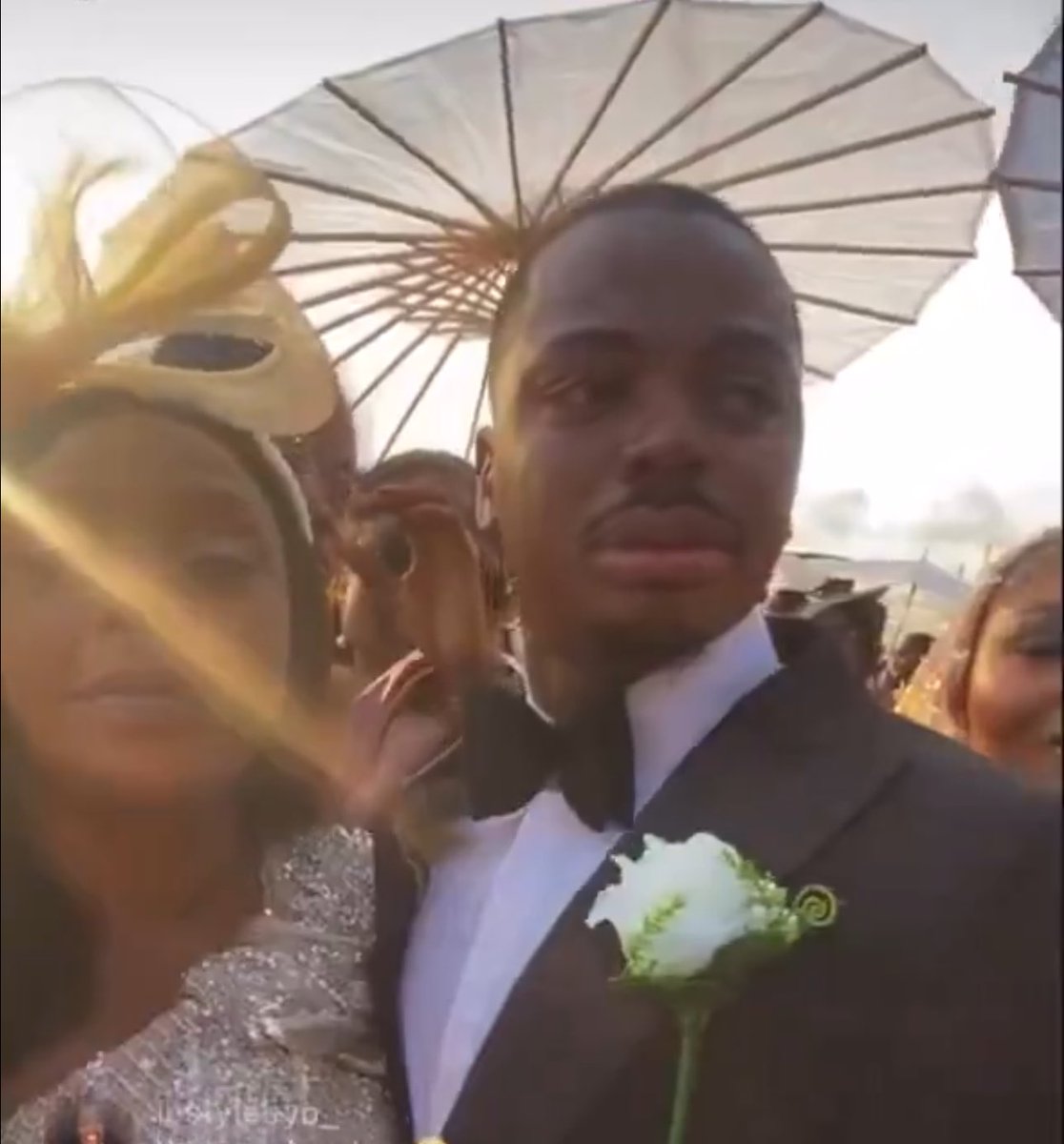 YKoluwaseun9's tweet photo. Enioluwa crying in Priscilla wedding

e get watin pain am wey e no fit talk https://t.co/UoYtPyeTkg