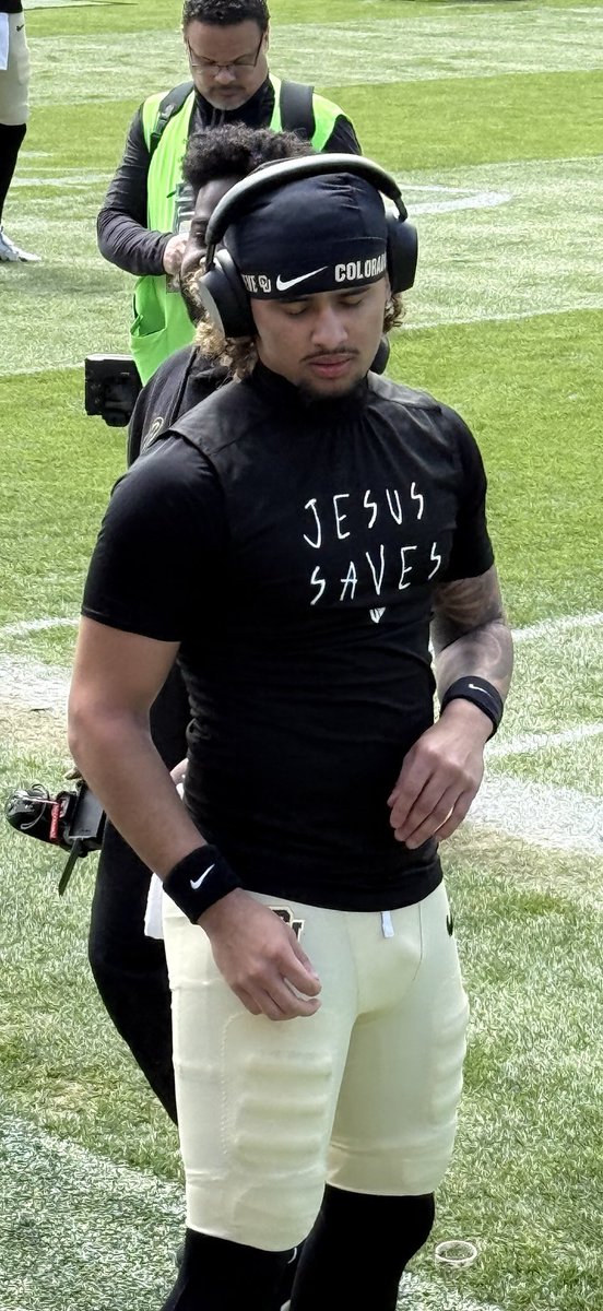 Colorado 5⭐️ Freshman QB Julian Lewis is wearing a “Jesus Saves” shirt pregame 🙏

📷 : <a href="/FuelBoulder/">Fuel 🇺🇸</a>