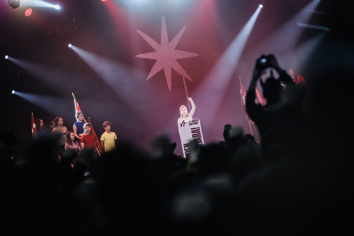 Hemen gaude eta Ernai gara!✊🏻
Badago alternatiba, eta honek, Euskal Herri aske, sozialista eta feminista du izena.

Beraz, ekin eta bultza Euskal Herria askatzera!

Gazteon eskutik #independentziara