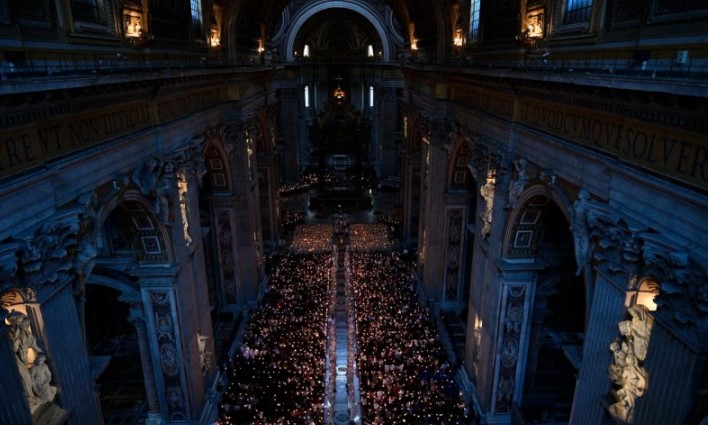 AgenziaFides's tweet photo. Veglia Pasquale, #PapaFrancesco: "Il Cristo risorto è la svolta definitiva della storia umana. Lui è il futuro della storia. E questa speranza della #Pasqua, questa 'svolta nelle tenebre', dobbiamo annunciarla a tutti" 👇
https://t.co/HkZFblSMqL https://t.co/QTSBrOyIdh