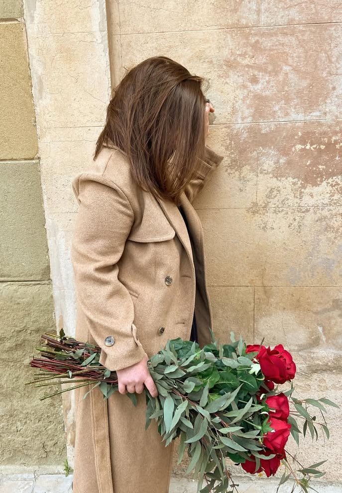 Elles fan lluir i brillar tots els arrengaments florals que fem! 
Són les reines absolutes i protagonistes del dia de l'amor a Catalunya!
#santjordi 
#florsiamor
#tradicionsiculturacatalana 
#llegendes