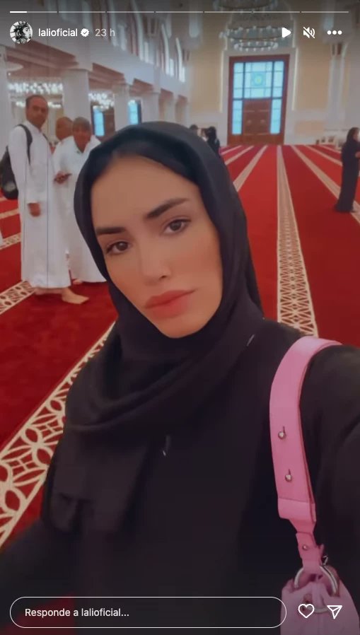 Lali con los católicos/ Lali con los musulmanes 

No me digan que no es provocación cuando saca está foto en semana santa.