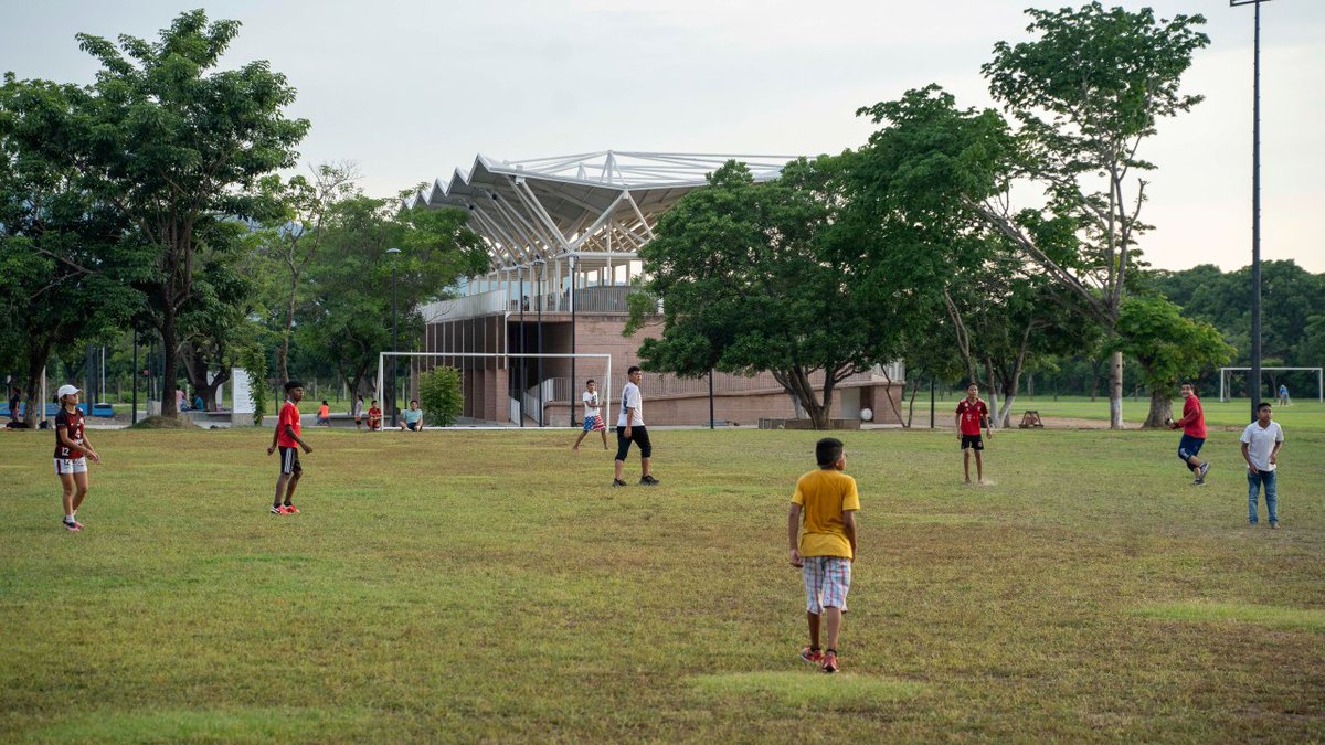 MeyerFalcon's tweet photo. En Santo Domingo Zanatepec, Oaxaca, ya aprovechan la Unidad Deportiva Zanatepec, que se construyó para mejorar las condiciones en las que la niñez y juventudes hacen deporte y pasan su tiempo libre. 

Les comparto esta nota al respecto. 👇 https://t.co/kcy8xkmZdH https://t.co/gSFruyd9Dk