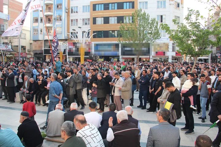 HudaParBatman's tweet photo. Batman İslami sivil toplum kuruluşları, Gazze’de yaşanan soykırım ve insanlık dramına dikkat çekmek ve kamuoyunun duyarlılığını artırmak amacıyla Gülistan Caddesi’nde bir basın açıklaması düzenledi. Açıklamaya, İl Başkanımız Davut Şahin ve yönetim kurulu üyelerimiz de katıldı. https://t.co/Um7mFCulWe