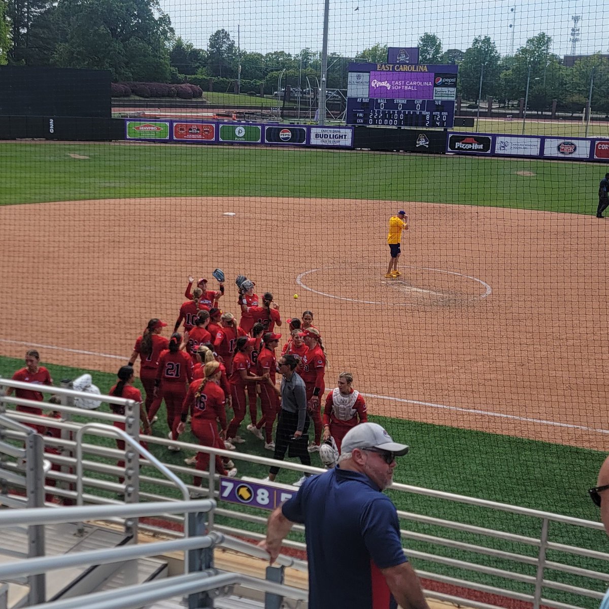 fauowl220's tweet photo. Great seeing @CoachJordanSB &amp; @FAUSoftball get the sweep!!  Go Owls!! 👌 https://t.co/FeACiKq17t