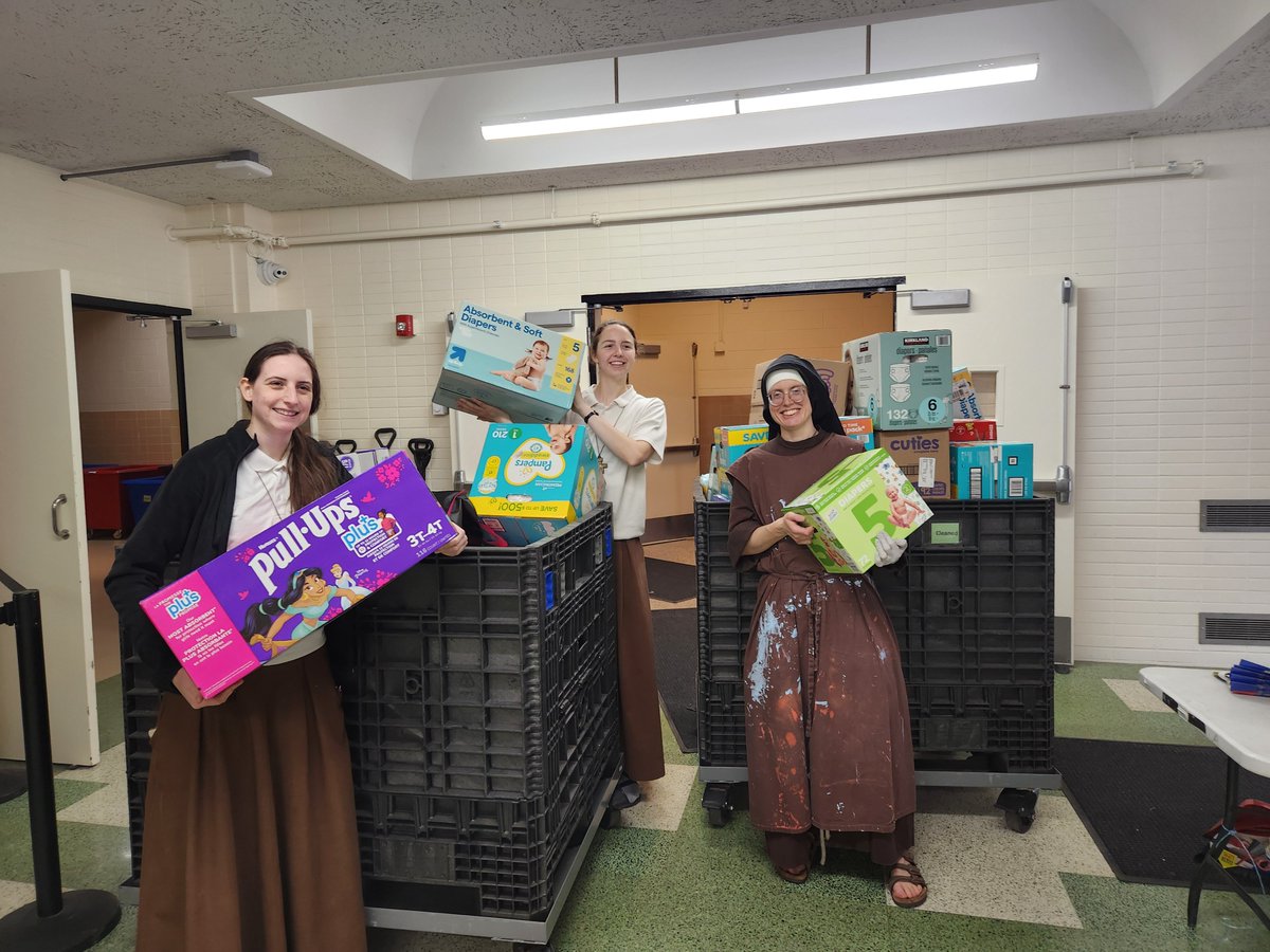Missionola's tweet image. Blessed Triduum to all! We have been BLESSED to be part of some incredible liturgies and Holy Week traditions across the Archdiocese of Chicago.........and receiving end of Lent drives/ donations from SO MANY including diapers, a pallet jack, and Easter baskets!