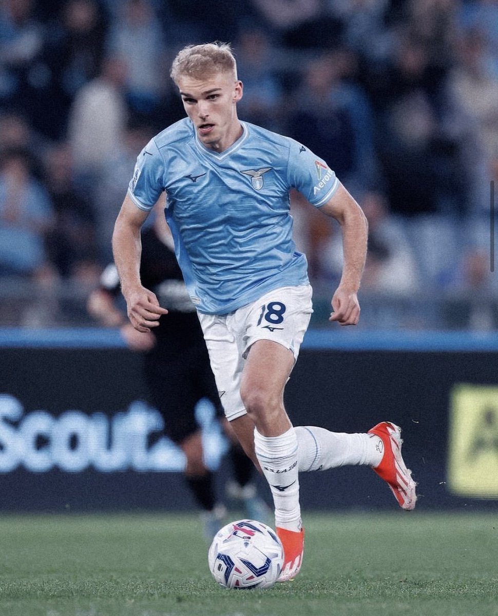 Lazio’nun 2 sezon önce kadrosuna kattığı solak yetenek Gustav Isaksen (2001🇩🇰)
iyi bir gelişimin içerisinde.

Yetenek olarak zaten bir sıkıntısı yok. Ancak biraz daha oyunun içerisinde kaldığı ve daha fazla skor üretmeye başladığı an bambaşka bir hücumcuya dönüşelir.

Klas..