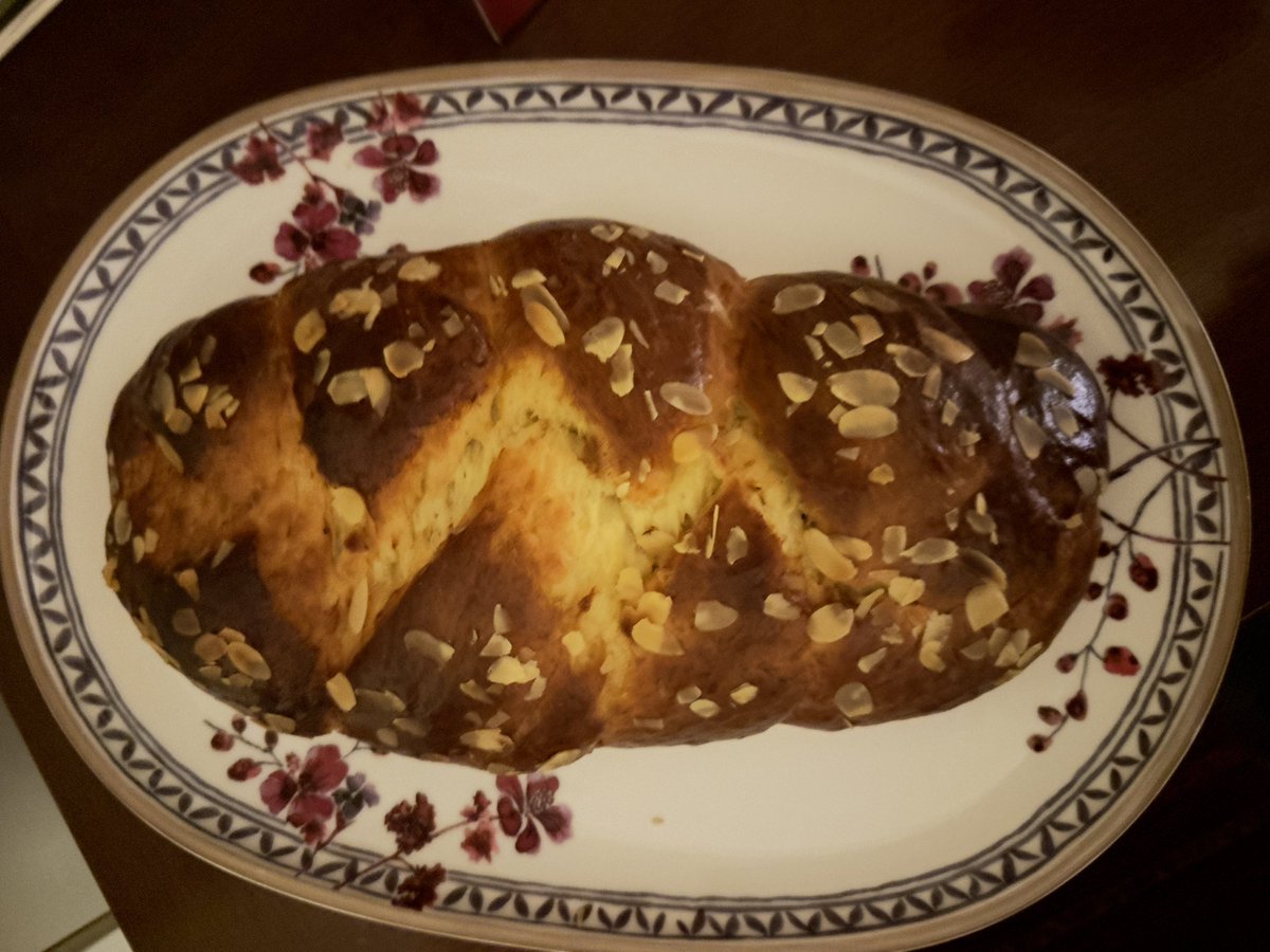 Tüm Hristiyan toplumların ve dostlarımın Paskalya (Diriliş) yortusunu kutlarım. Dini ritüellerin yanısıra kültürel geleneklerin de yoğun yaşandığı bu kutsal günlerin herkeste yaşam sevgisi, umut ve yaratıcı duygular oluşturması dileği ile.
