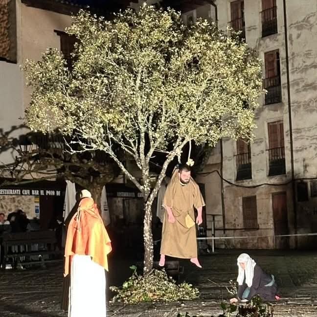 #Burgosenelmundo
Cada Viernes Santo, desde hace más de 50 años,se celebra en Covarrubias #Burgos, la procesión viviente más antigua de la provincia, data del año 1972, en Covarrubias es el público el que recorre las 14 estaciones con 80 esculturas vivientes.
por @hotelcovarrubias