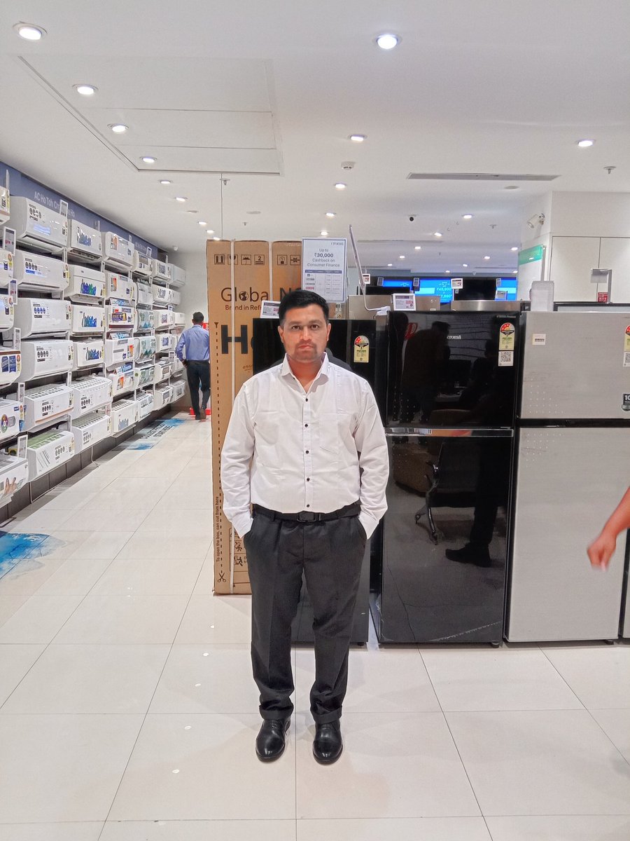 lahu_shrikant's tweet image. #NewPhotoshoot✝️
#NewCloth✝️
#NewUniform✝️
#WorkMemory✝️
Hi 👋
Please see my remaining below image.
More white light came my face because of this reason face shown red in smartphone camera image. 
I don't have professional Sony alpha, Nikon DSLR Camera. 
⛪🛕🕍🕋⛩️🕌🎭🌍💡🕯️🥇✨