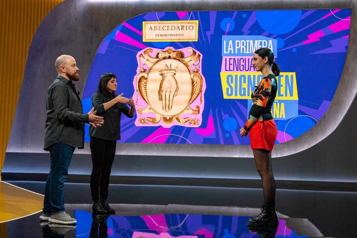 varoayuso's tweet photo. Difícil quedarse con una sección de esta temporada del Fluzo. Una gran modernización del formato, una manera depuradísima de llevar la divulgación histórica a otro nivel...gracias por hacelo posible. Ojalá más temporadas en @la2_tve, queda mucha Historia por hacer. #FluzoClima https://t.co/k4Ccufhg9K