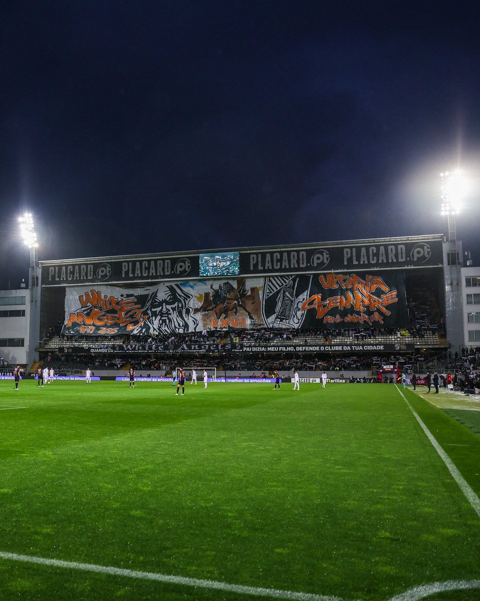 VitoriaSC1922's tweet photo. Um povo que não desiste 🖤

#EspíritoDeVitória • #LigaPortugal • #VSCSLB https://t.co/AnyY3zDEab