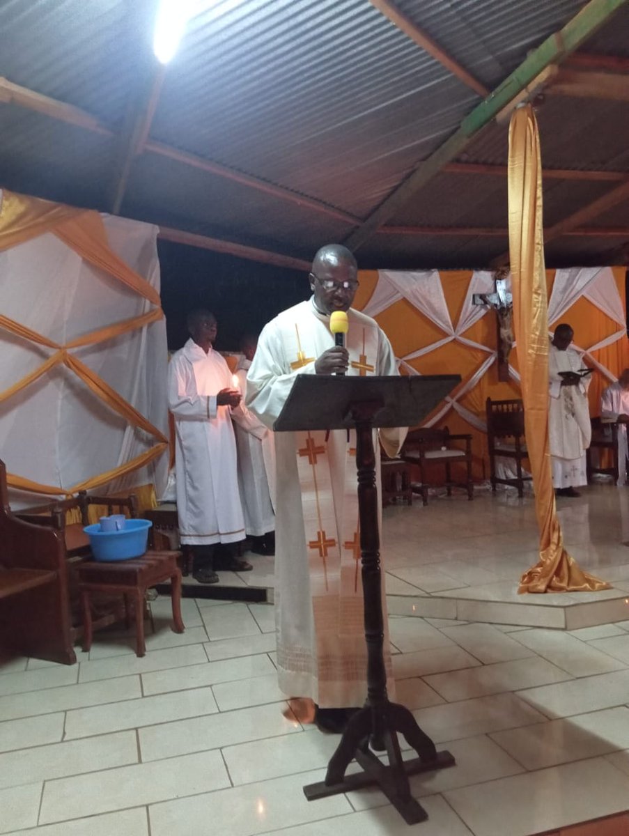 OKongowea's tweet photo. "Kusherehekea mwanga wa Kristo katika Misa ya Vigilia ya Pasaka — usiku wa tumaini, upyao na neema. 🌟 #catholic #ourladyoffatimakongowea #VigiliaYaPasaka #Amefufuka #Imani #Tumaini #Upya" https://t.co/KBlylfqBfF