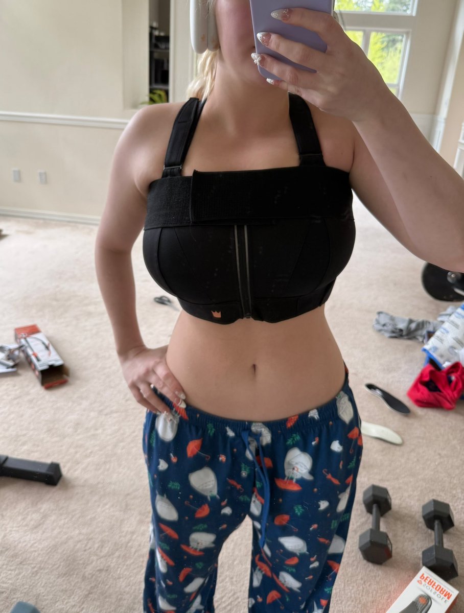 this is what I have to wear to go running so my boobs don’t smack me in the face lmao https://t.co/Xu2vL5XmPO