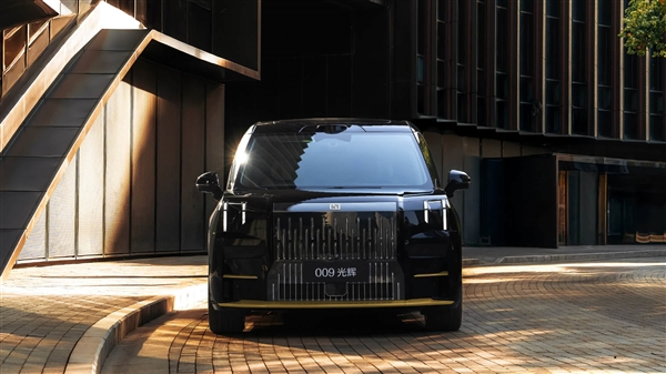 East_Pulse's tweet photo. #Zeekr 009 Luxe Edition launches at $123.1K, boasting 24K gold accents and industry-leading 702km (CLTC) EV range. Features 4-seat VIP cabin, 11.5min ultra-fast charging, and highway autonomy with lidar.

#ChinaEV https://t.co/hddHCLyQFx