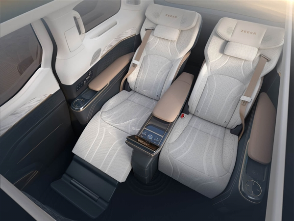 East_Pulse's tweet photo. #Zeekr 009 Luxe Edition launches at $123.1K, boasting 24K gold accents and industry-leading 702km (CLTC) EV range. Features 4-seat VIP cabin, 11.5min ultra-fast charging, and highway autonomy with lidar.

#ChinaEV https://t.co/hddHCLyQFx