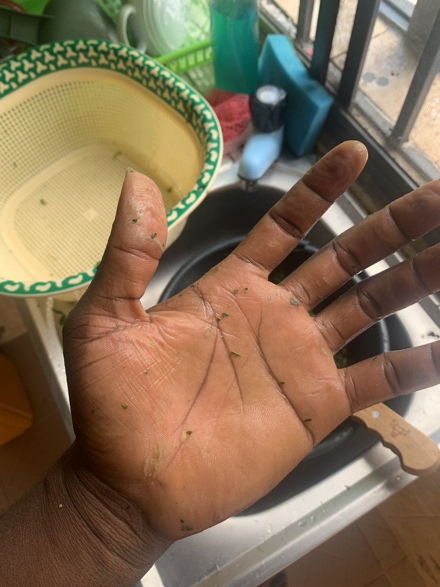 okere_chukwuma's tweet photo. Everyday, I get to see reasons why People prefers the market woman to help them slice their vegetables after buying it because of the last slide😭

#cbexscam #Davido #chioma #northen https://t.co/gQtN6m83ot
