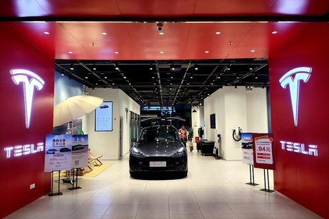 East_Pulse's tweet photo. #Tesla struggles in China: Sales staff work 7-day weeks (13hr/day) amid 21.8% Q1 sales drop. "No more easy orders - now we beg for every sale," says departing employee as BYD grows 18.8%. https://t.co/DpTMpOzhL3