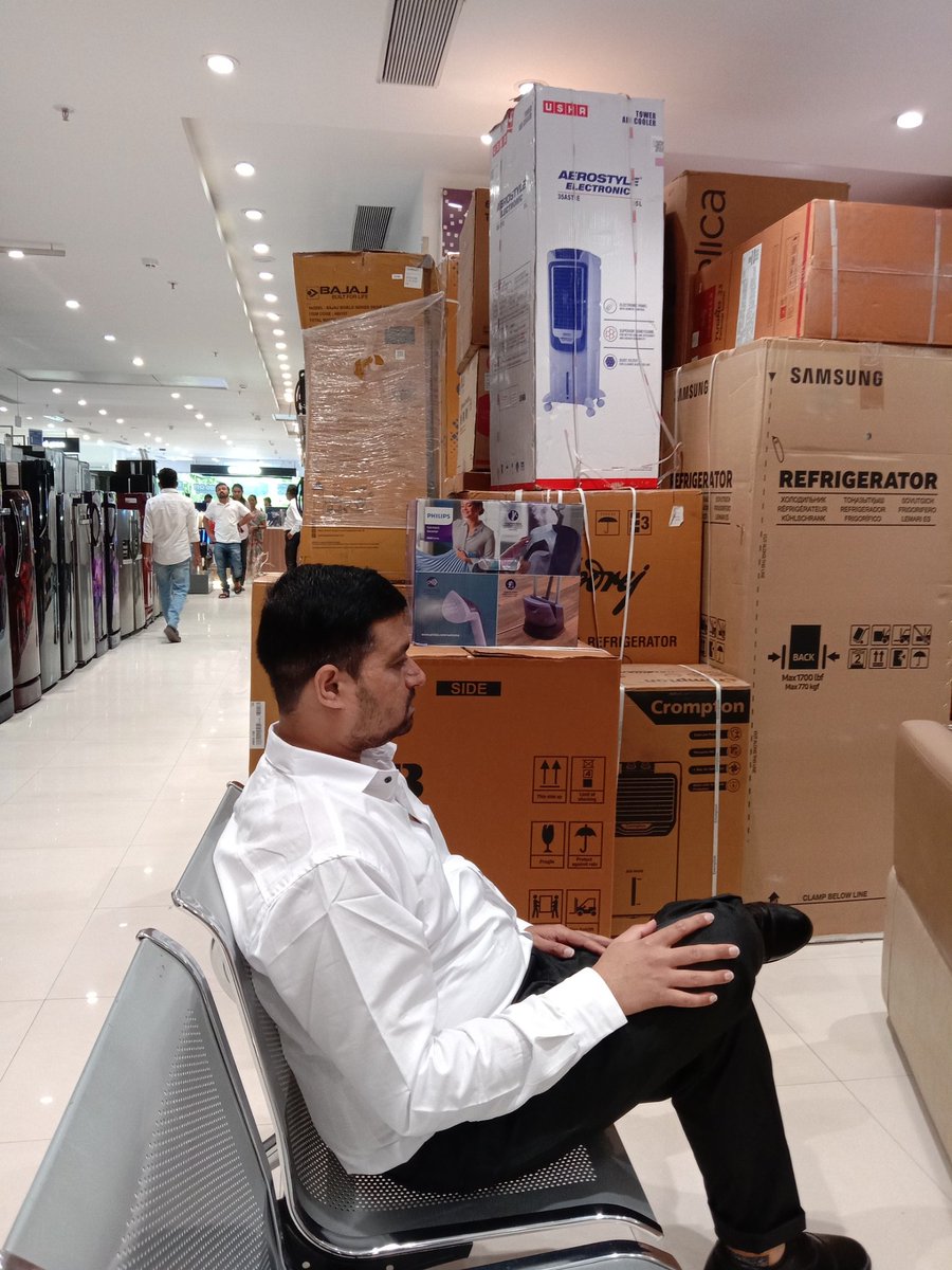 lahu_shrikant's tweet image. #NewPhotoshoot✝️
#NewCloth✝️
#NewUniform✝️
#WorkMemory✝️
Hi 👋
Please see my below side view image.
My friend Sahil Haier Brand Executive took image as per my direction.
He use my Vivo Y 12 Smartphone Back Camera to capture images. 
Ossam friend. 
⛪🛕🕍🕋⛩️🕌🎭🌍💡🕯️🥇✨