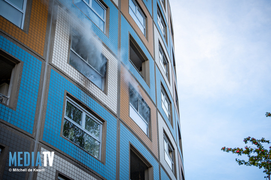 Woningbrand op vierde etage in Rotterdam, twee gewonden