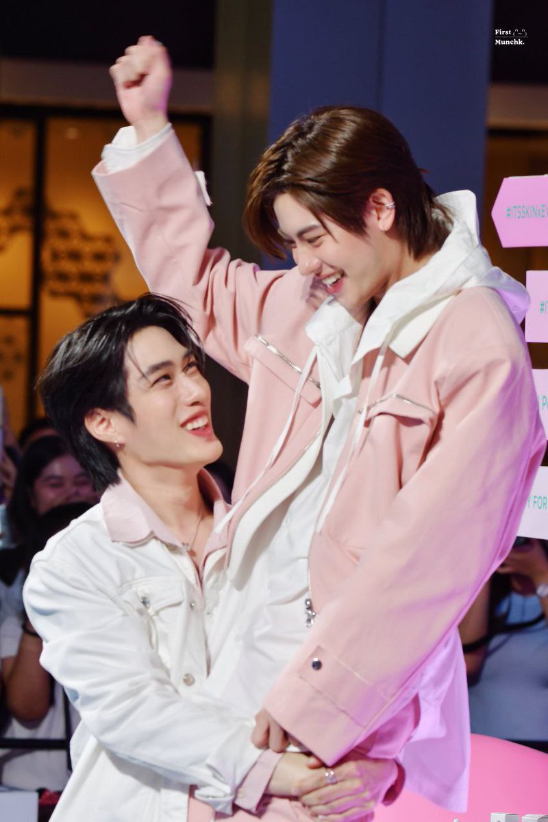 ubl_umbrella's tweet photo. 🌸✨ #TleFirst hoje no evento da marca 'it's SKIN'!
Entregaram doçura e beleza em tons de rosa! 💕 https://t.co/89M3dHsMCc