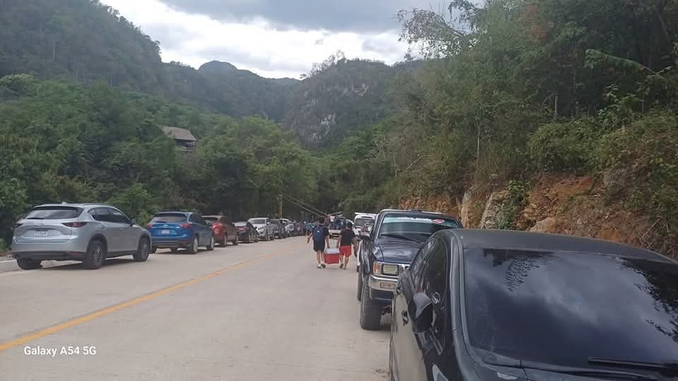 SamChun_informa's tweet photo. 😱Hasta 2 horas de espera para ingresar a #SemucChampey #Lanquin #AltaVerapaz.
Autoridades no se prepararon para recibir gran cantidad de visitantes.
En taquilla solo hay 3 personas atendiendo.
Recientemente, el presidente @BArevalodeLeon inauguró el pavimento hasta el lugar https://t.co/CF5pNo9Of1