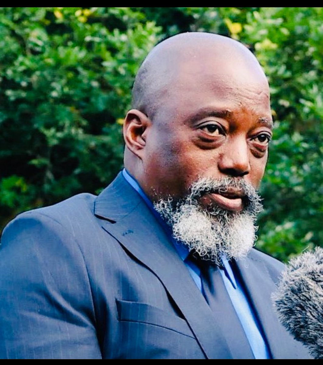 Entre père et Fils deux philosophies diamétralement opposées qui se contredit, le père avait dit:  ne jamais trahir le Congo mais  aujourd'hui le fils se met aux côtés de ceux qui font rapide au sol congolais, en tuant systématiquement les enfants, hommes et femmes sans retenue.