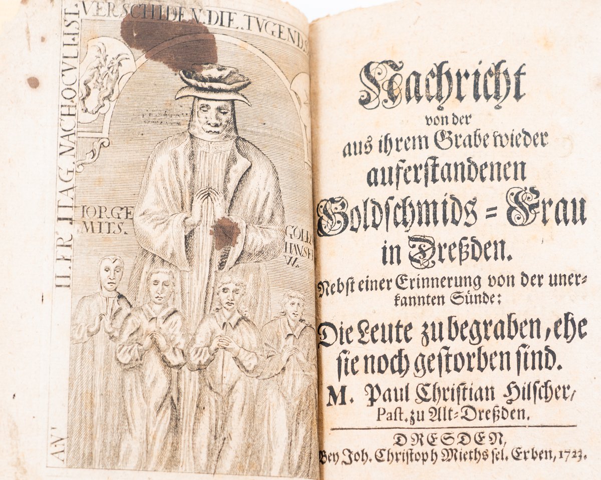 ISokovic's tweet photo. #RecentAcquisition #Lübeck
Zu Ostern: #Auferstehung einer Goldschmieds-Frau aus dem Grabe, nach einem Epitaph auf dem Frauenkirchhof in Dresden.
Seltene Kleinschrift von 1723 zu Scheintod & Lebend-Begrabensein, Lieblingsangst der Schauerromantik im 19 Jh. Neuer Pappband. Selten. https://t.co/5Pvbuy4dpd