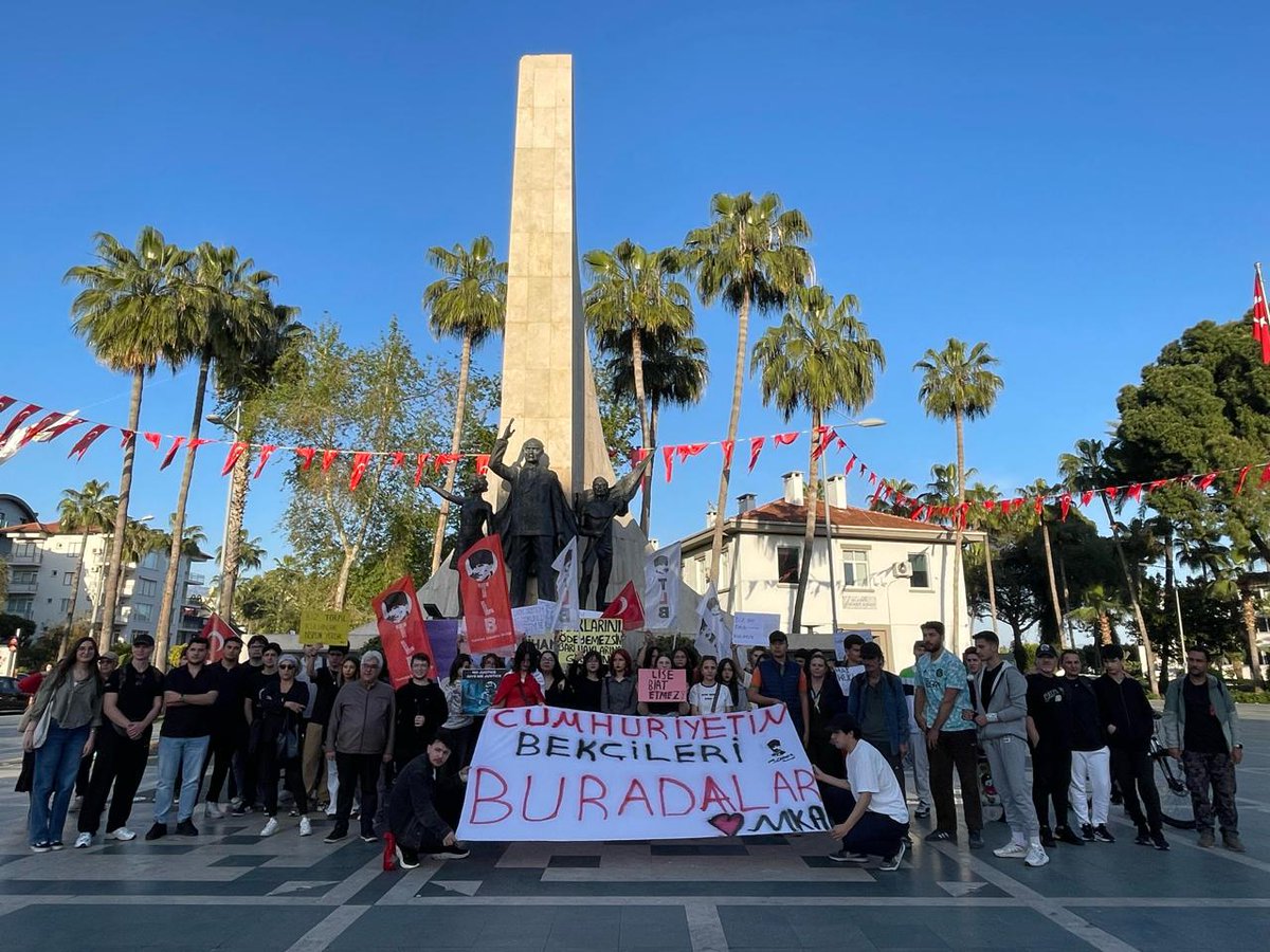 📍Bugün Anıt Meydanı'ndaydık.

Eğitim sisteminin çürümesine karşı; milli, bilimsel, laik eğitim için. Alanyalı Liseliler olarak, Mustafa Kemal'in Askeri ve Öğrencisiyiz" dedik. ✊🏻🇹🇷