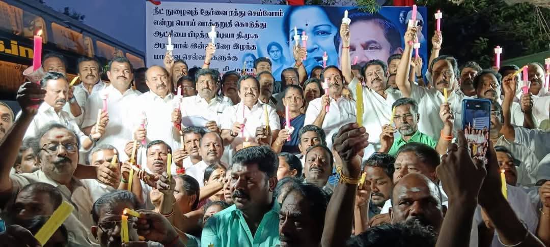 திருச்சி மாவட்டத்தில் கழக மாணவரணி சார்பில்,மாண்புமிகு கழகப் பொதுச்செயலாளர் புரட்சித்தமிழர் <a href="/EPSTamilNadu/">Edappadi K Palaniswami-SayYEStoWomenSafety&AIADMK</a> அவர்கள் ஆணைக்கிணங்க, NEET நுழைவுத் தேர்வை ரத்து செய்வோம்' என்று பொய்கூறி ஆட்சியைப் பிடித்த விடியா திமுக-வின் <a href="/mkstalin/">M.K.Stalin</a> மாடல் அரசினால், தங்கள் இன்னுயிரை இழந்த மாணவ,